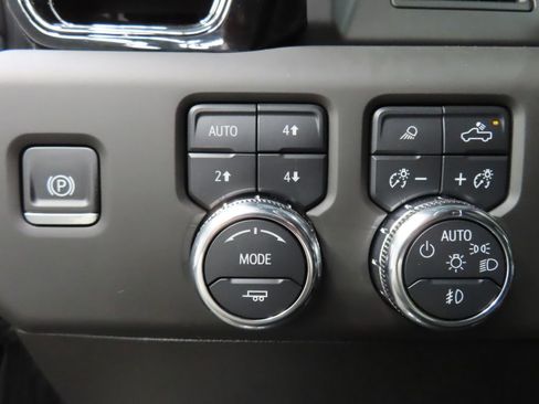 Used 2025 GMC Sierra 2500 AT4 image 64