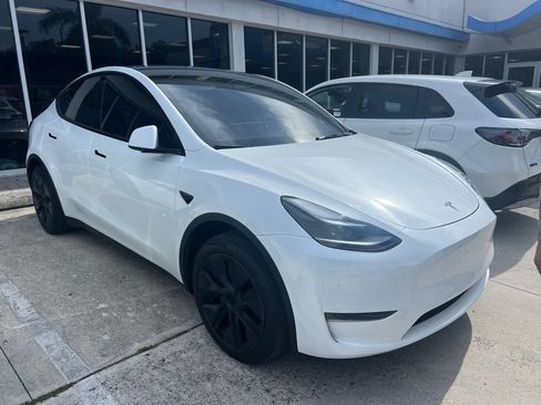 Used 2025 Tesla Model Y Long Range RWD image 3