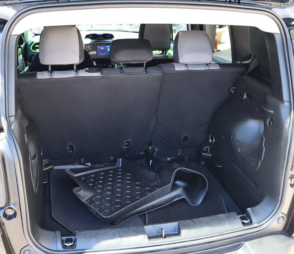 Used 2018 Jeep Renegade Latitude FWD image 26