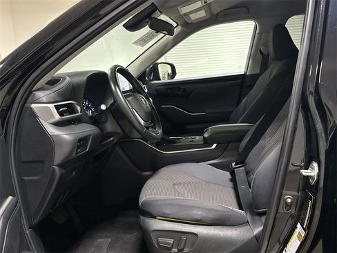 Used 2024 Toyota Highlander LE image 19
