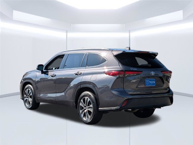 Used 2022 Toyota Highlander XLE FWD image 3