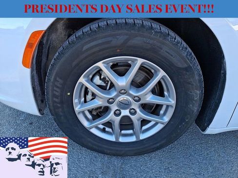 Used 2024 Chrysler Pacifica Touring-L image 27