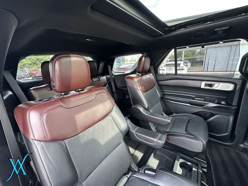 Used 2020 Ford Explorer Platinum w/ Premium Technology Package AWD/4WD image 29