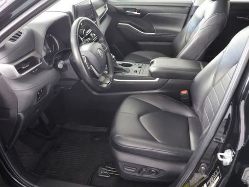 Used 2024 Toyota Highlander XLE AWD/4WD image 21