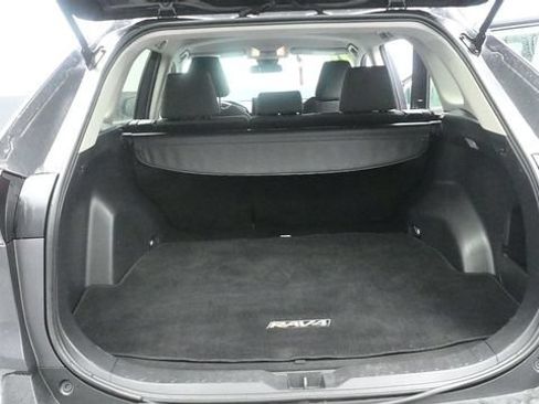 Used 2021 Toyota RAV4 LE w/ Carpet Mat Package (TMS) AWD/4WD image 17