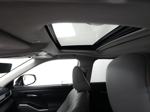 Used 2023 Toyota Highlander Bronze Edition AWD/4WD image 7