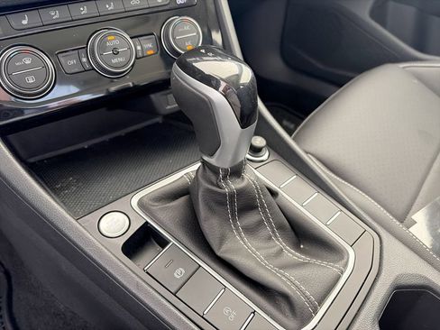 Certified 2023 Volkswagen Jetta SE FWD image 24