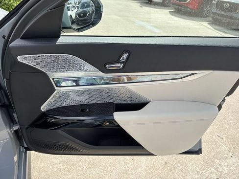 Used 2023 BMW 760i xDrive image 43