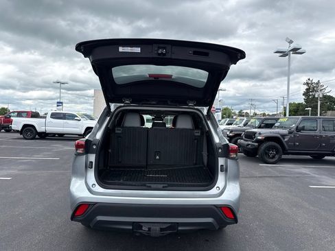 Used 2020 Toyota Highlander XLE AWD/4WD image 8