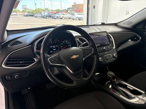 Used 2021 Chevrolet Malibu RS FWD image 2