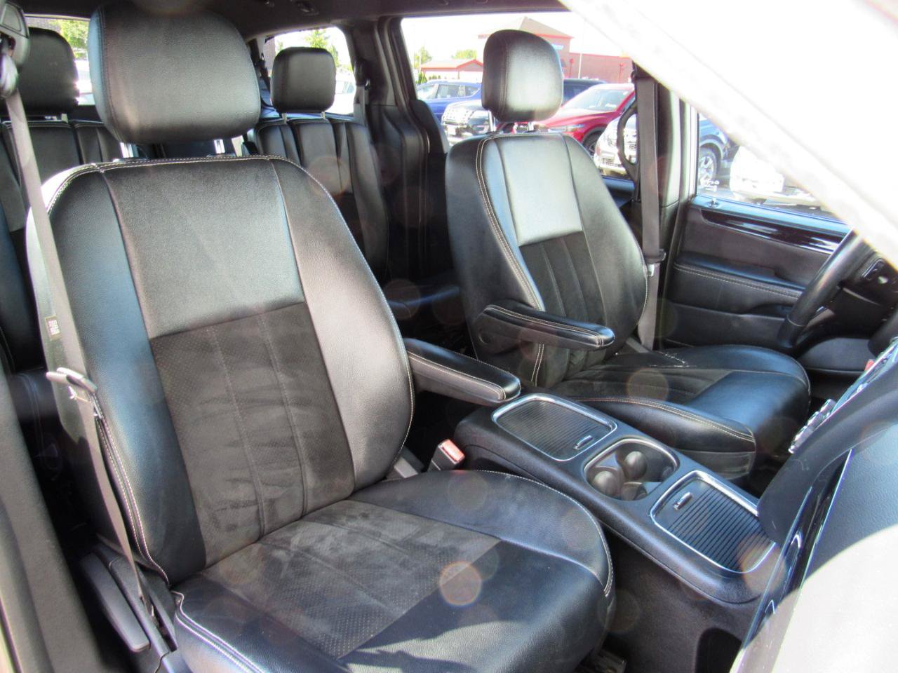 Used 2015 Dodge Grand Caravan SXT FWD image 31