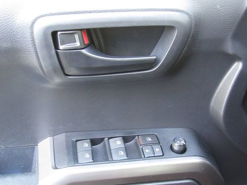 Certified 2022 Toyota Tacoma SR5 RWD image 33