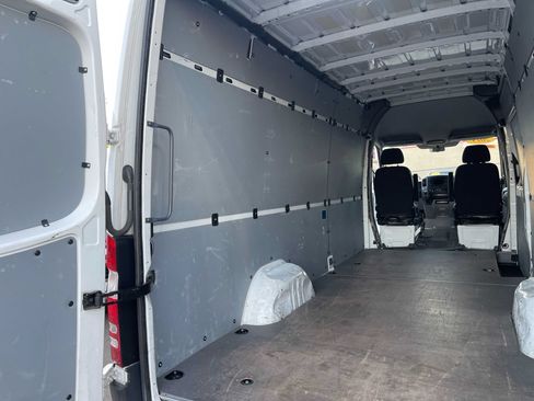 Used 2015 Freightliner Sprinter 2500 RWD image 10