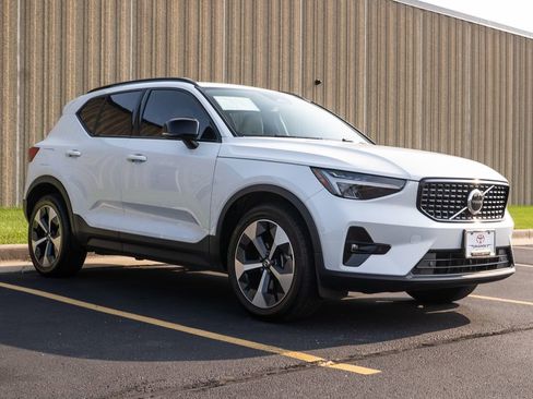 Used 2023 Volvo XC40 B5 Plus image 2