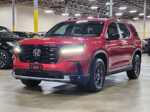 Used 2025 Honda Pilot TrailSport image 4