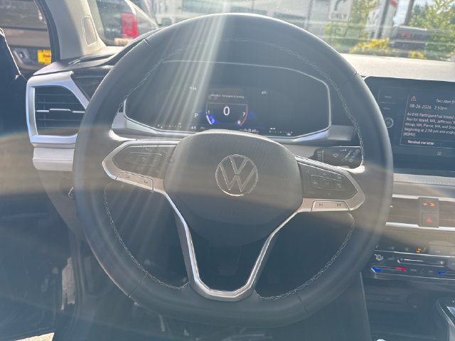 Used 2025 Volkswagen Taos SE FWD image 18