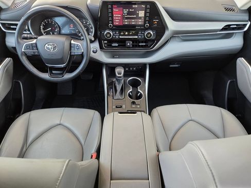 Used 2021 Toyota Highlander XLE FWD image 15