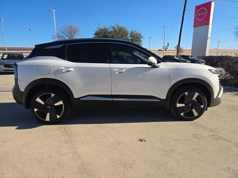 Certified 2025 Nissan Kicks SR image 2