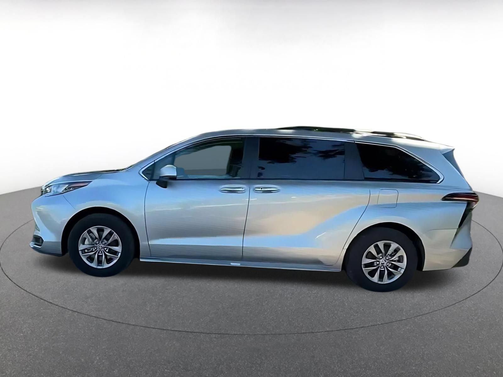 Used 2025 Toyota Sienna XLE FWD image 6