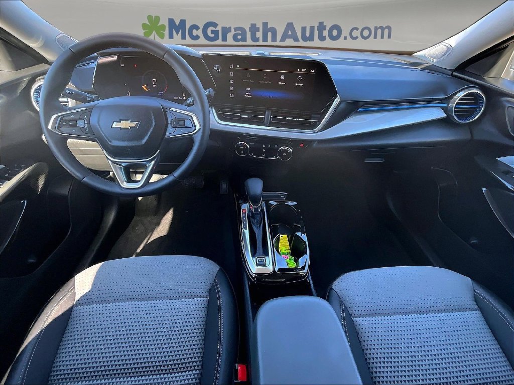 Used 2025 Chevrolet Trax LT FWD image 9