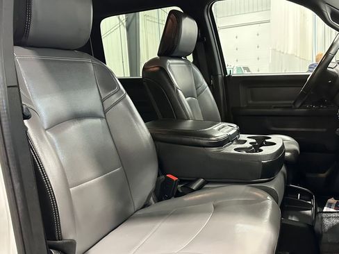 Used 2024 RAM 2500 Tradesman w/ Chrome Appearance Group image 29