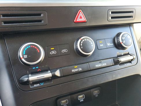 Certified 2023 Kia Carnival LX image 28