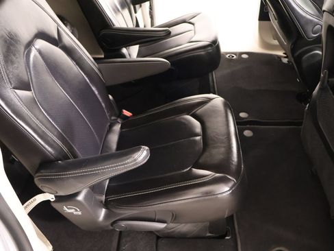 Used 2023 Chrysler Pacifica Touring-L FWD image 15