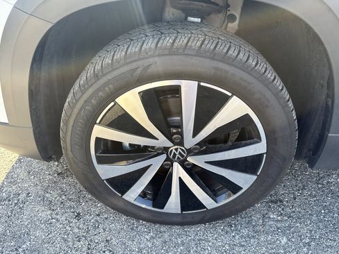 Used 2024 Volkswagen Taos SE image 9