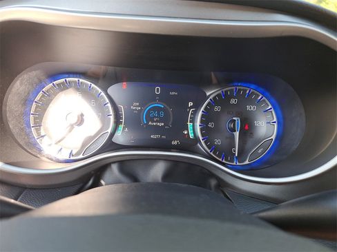 Used 2024 Chrysler Pacifica Touring-L image 19