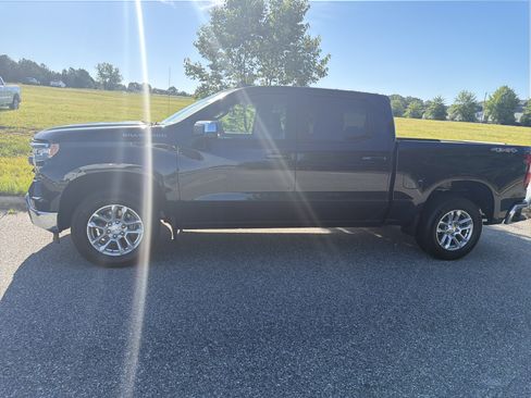Used 2023 Chevrolet Silverado 1500 LT AWD/4WD image 7