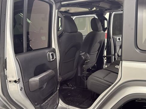 Used 2019 Jeep Wrangler Unlimited Sahara image 15