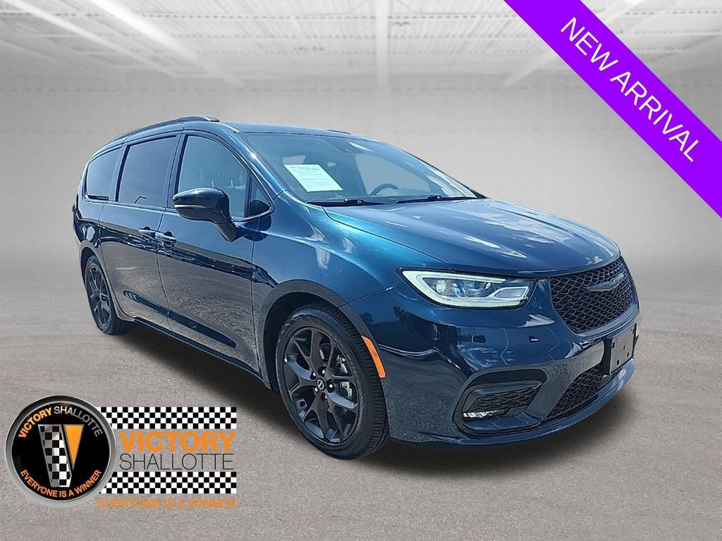Used 2025 Chrysler Pacifica Limited FWD image 1