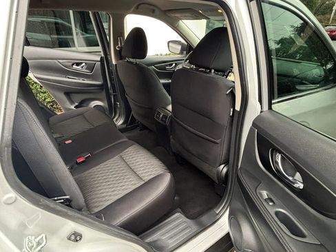 Used 2017 Nissan Rogue SV w/ SV Premium Package image 19