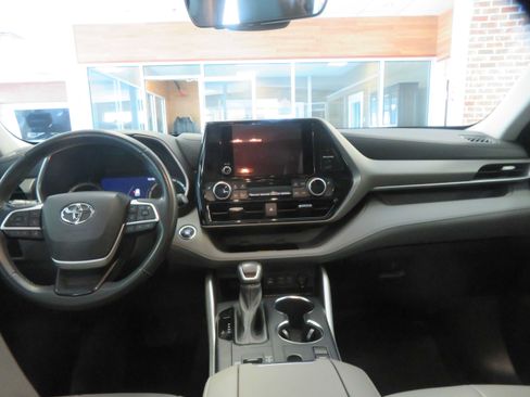 Used 2023 Toyota Highlander XLE FWD image 53