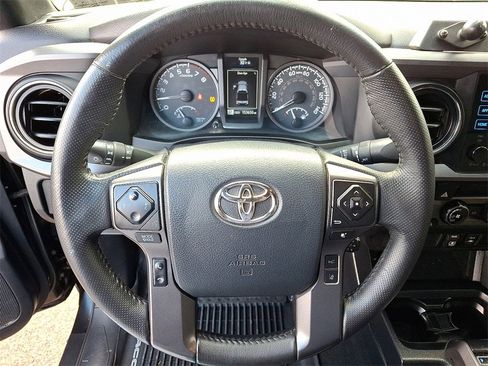 Used 2018 Toyota Tacoma TRD Off-Road image 19