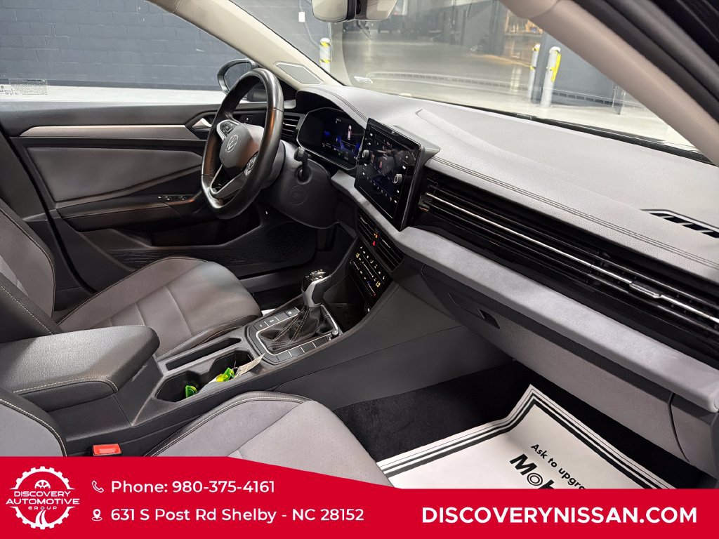 Used 2025 Volkswagen Jetta SE FWD image 39