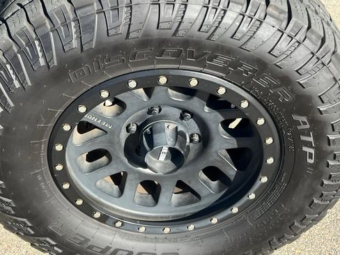 Used 2019 Toyota Tacoma TRD Sport w/ Technology Package image 12