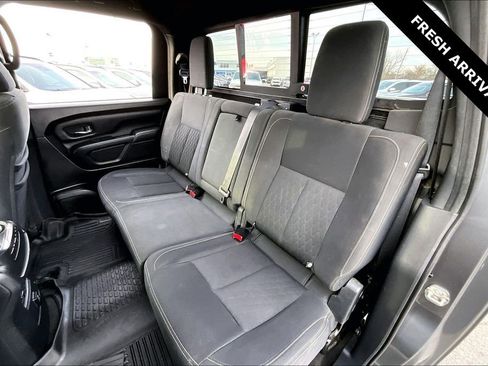 Used 2018 Nissan Titan SV w/ SV Convenience Package image 21