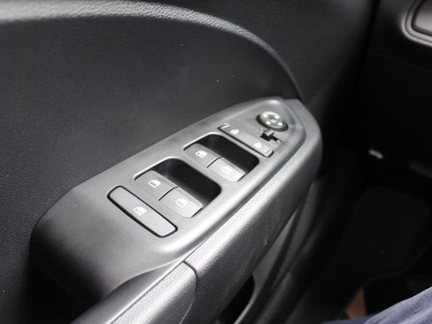 Used 2025 Hyundai Venue SE FWD image 18