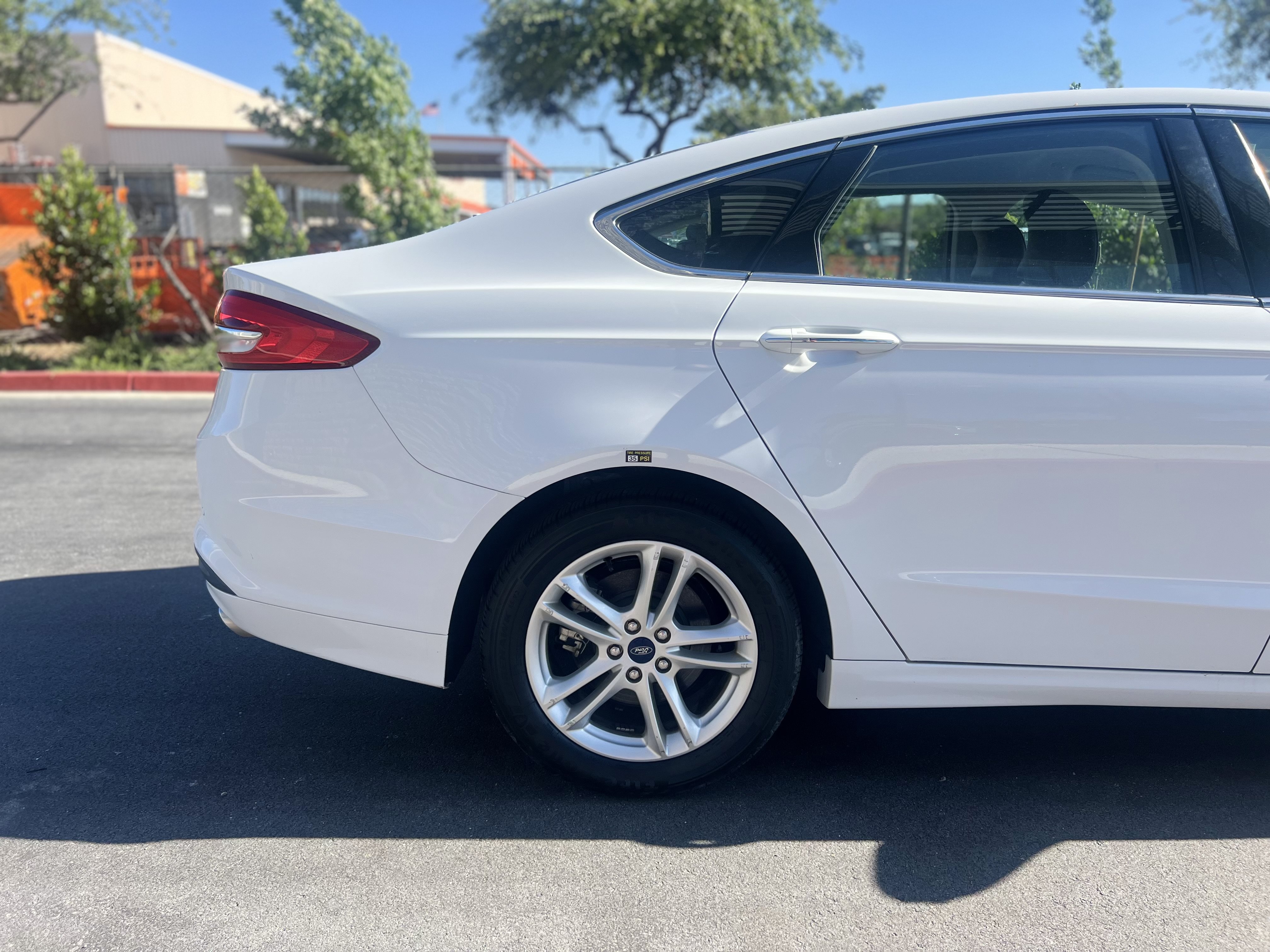 Used 2018 Ford Fusion SE w/ Equipment Group 602A FWD image 4