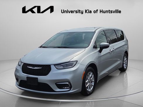 Used 2023 Chrysler Pacifica Touring-L FWD image 3