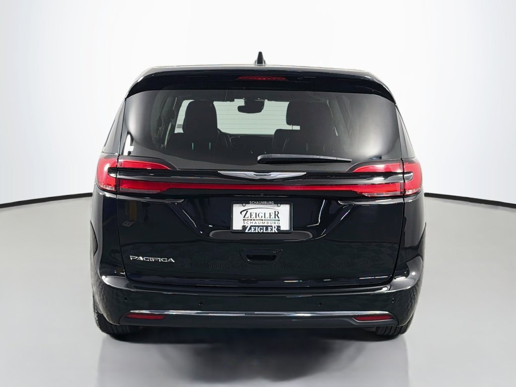 Used 2024 Chrysler Pacifica Touring-L FWD image 6