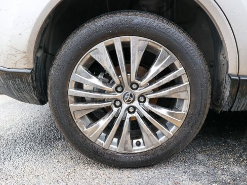 Used 2024 Toyota Venza Limited image 13