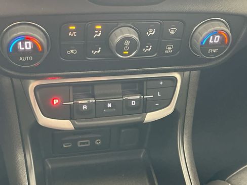 Used 2024 GMC Terrain SLT AWD/4WD image 19