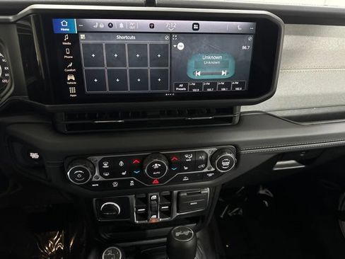 Used 2025 Jeep Wrangler Unlimited Sahara AWD/4WD image 17