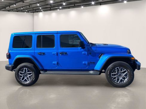 Used 2025 Jeep Wrangler Unlimited Sahara AWD/4WD image 8