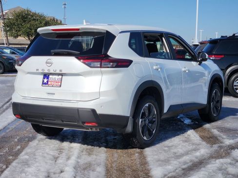 Used 2026 Nissan Rogue SV image 3