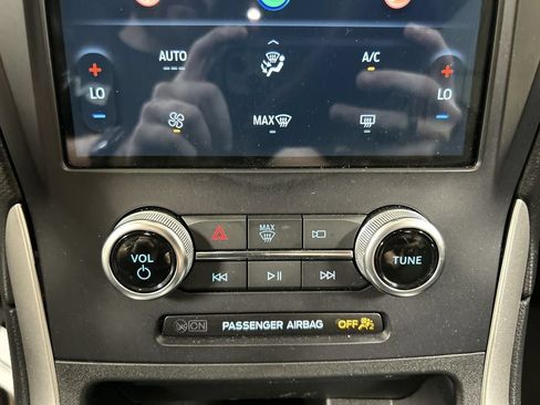 Used 2024 Ford Edge SE w/ Black Appearance Package AWD/4WD image 16