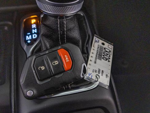 Used 2019 Jeep Wrangler Unlimited Sahara AWD/4WD image 27