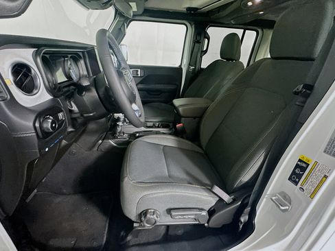 Used 2025 Jeep Wrangler Sahara image 13